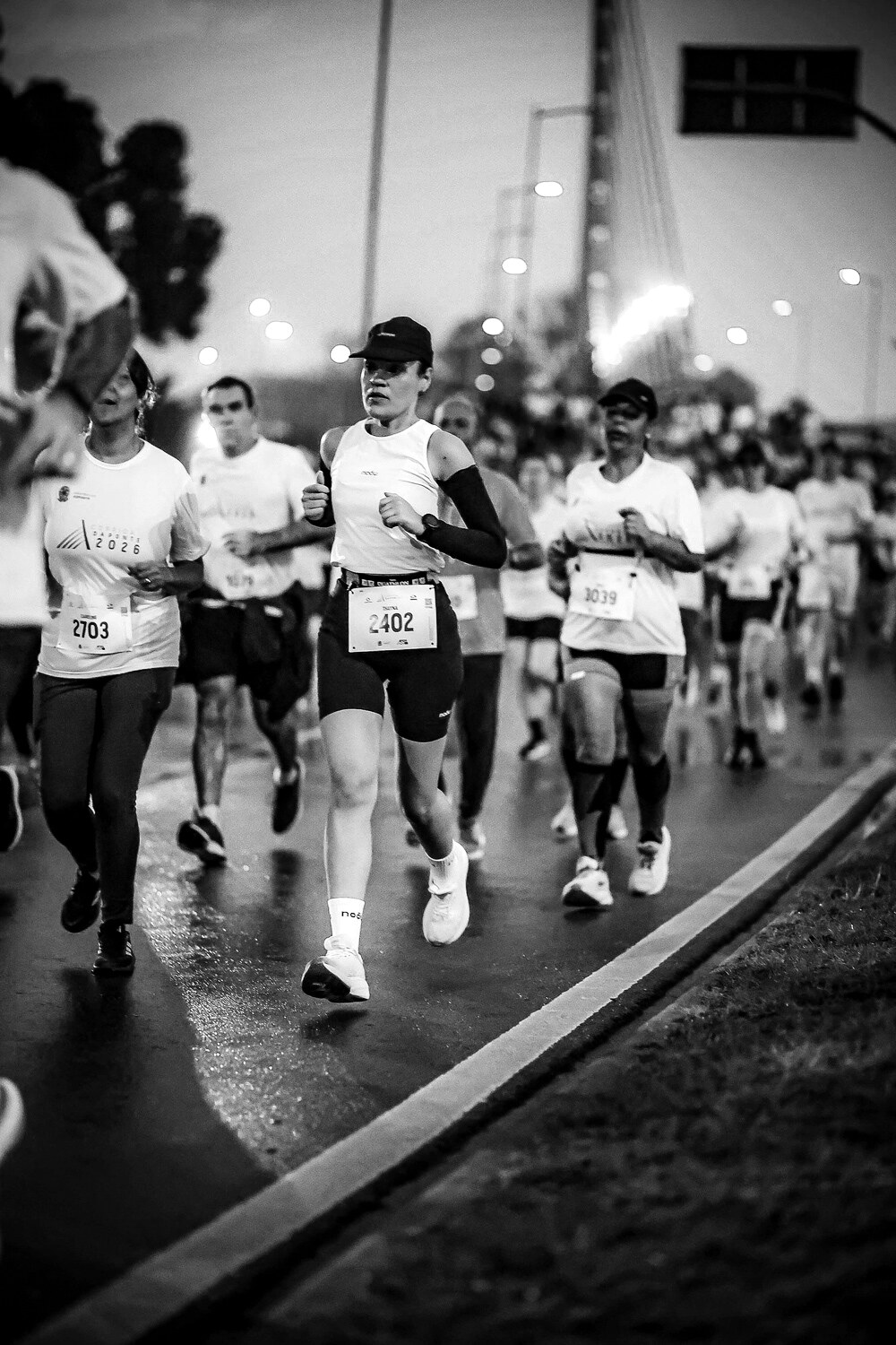 Atleta correndo uma prova noturna com boné STORM